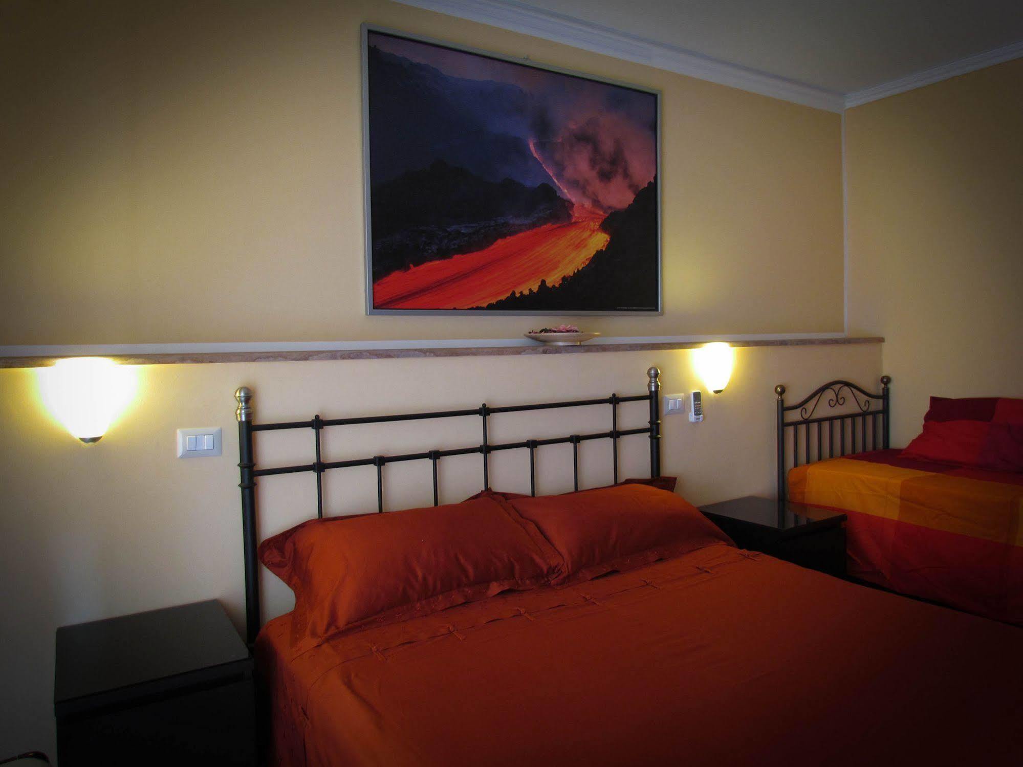 Tano'S Apartment Giardini Naxos Bagian luar foto