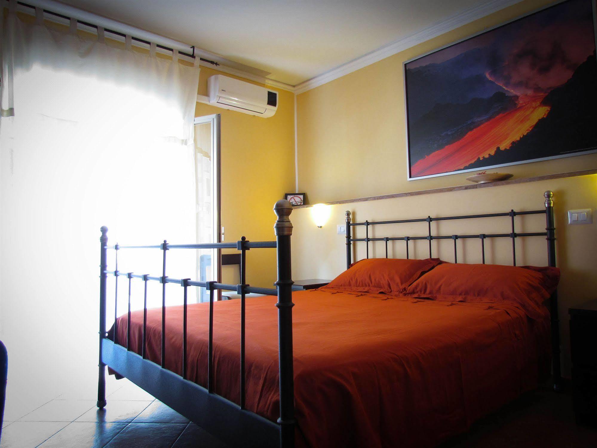 Tano'S Apartment Giardini Naxos Bagian luar foto