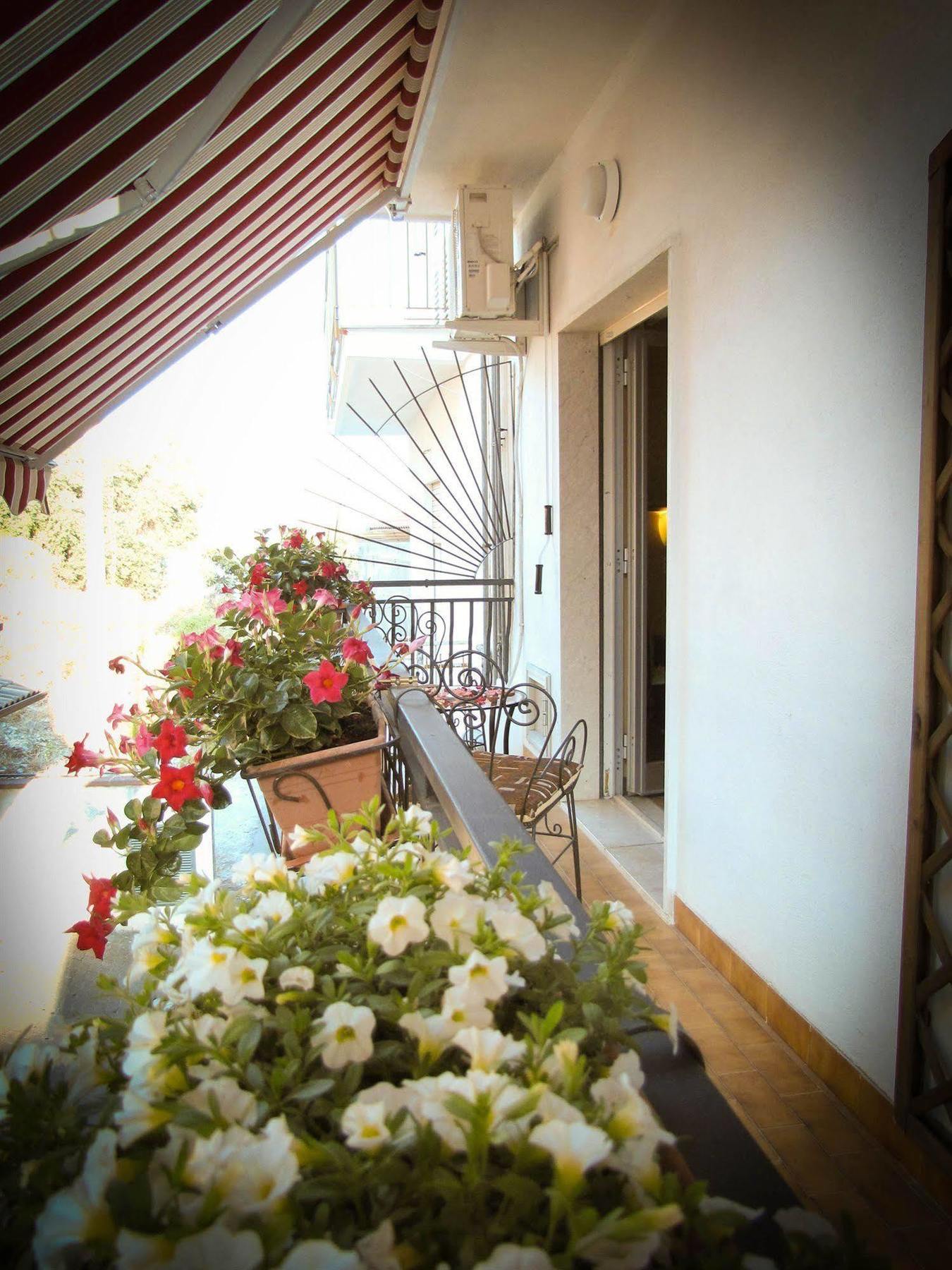 Tano'S Apartment Giardini Naxos Bagian luar foto